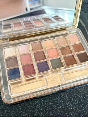 Estée Lauder Deluxe Pure Color Eyeshadow Palette 18 Shades Neutral Shimmer Matte